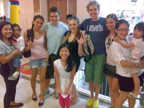 While everyone is lining up for the David Concert (Cook and Archuleta), we were watching the biggest concert of the year (for toddlers, haha)... HIGH 5!